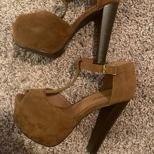 Chunky heel platform shoes. Size 7.5. Cognac color